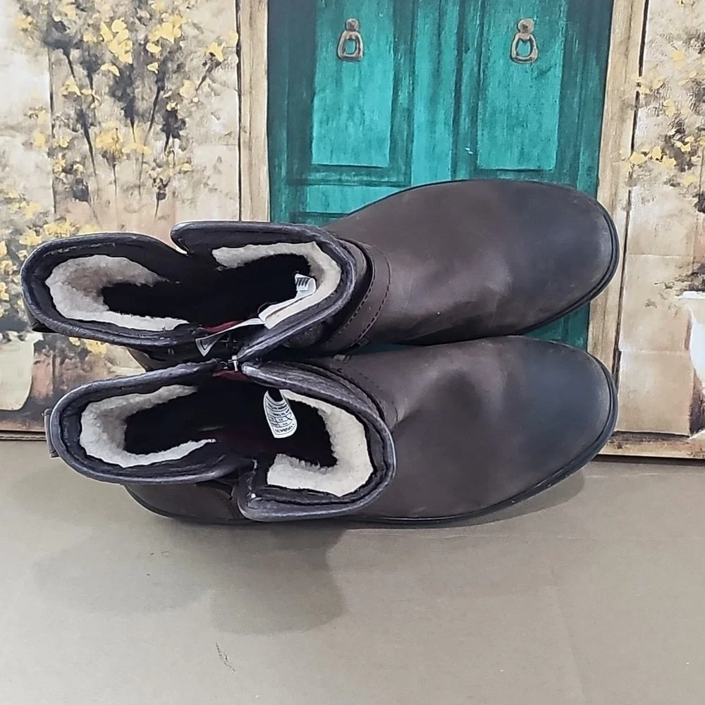 UGG Simmens‎ Winter Boots Women's Size 10 Brown Leather Waterproof Buckle Strap
